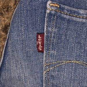 Mid wash straight leg denim Levi’s.